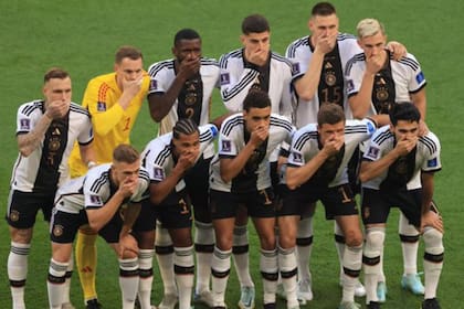 El equipo de Alemania en su primer partido contra Japón se tapa la boca en señal de protesta por la prohibición de la FIFA de usar un brazalete de protesta por la presunta falta de cumplimiento de los derechos humanos en Qatar