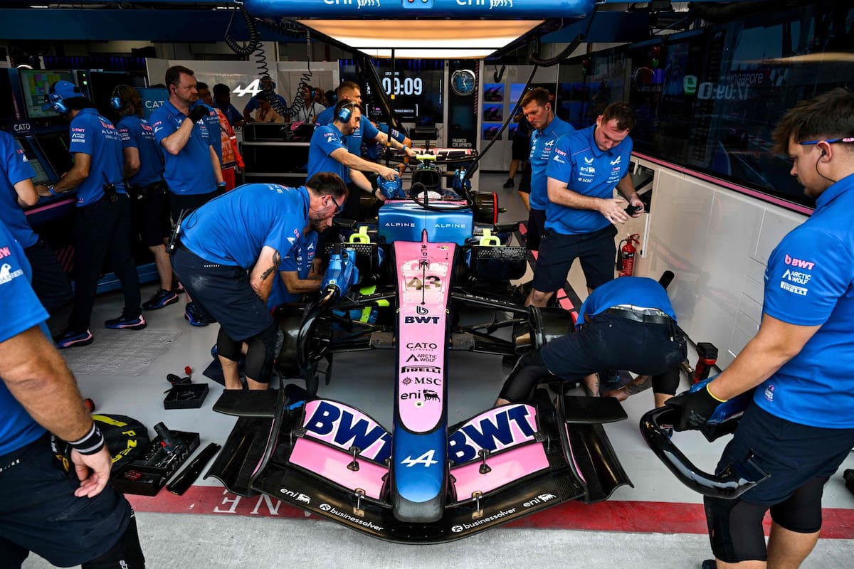 El equipo de Alpine junto al auto de Franco Colapinto