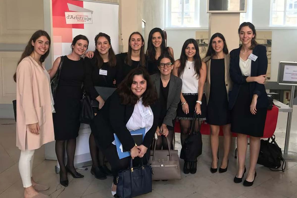 El equipo de argentinas que se llevó el primer lugar en el Concurso de Arbitraje Internacional de París.