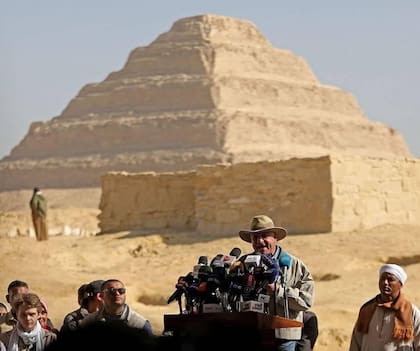 El equipo de arqueólogos dirigido por el doctor Zahi Hawass