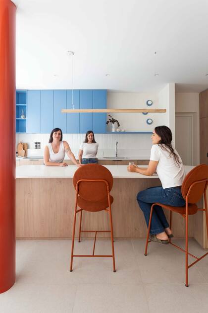 El equipo de arquitectas Elina Dibarboure (izq.), Laura Sarasino (ctro.) y María Agostina García, integrantes de Buoré Studio. Lámpara lineal (Clic). Banquetas (The Pink Chair).