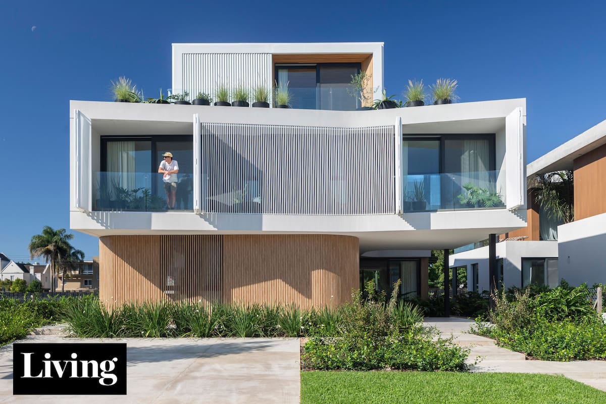 El equipo de arquitectos estudió el trayecto del sol en el terreno y notaron que en el frente iba a ser necesario una protección frente al la luz solar del oeste, que suele ser intensa. Es por esto que colocaron una serie de ventanas que ayudan a regular la exposición.