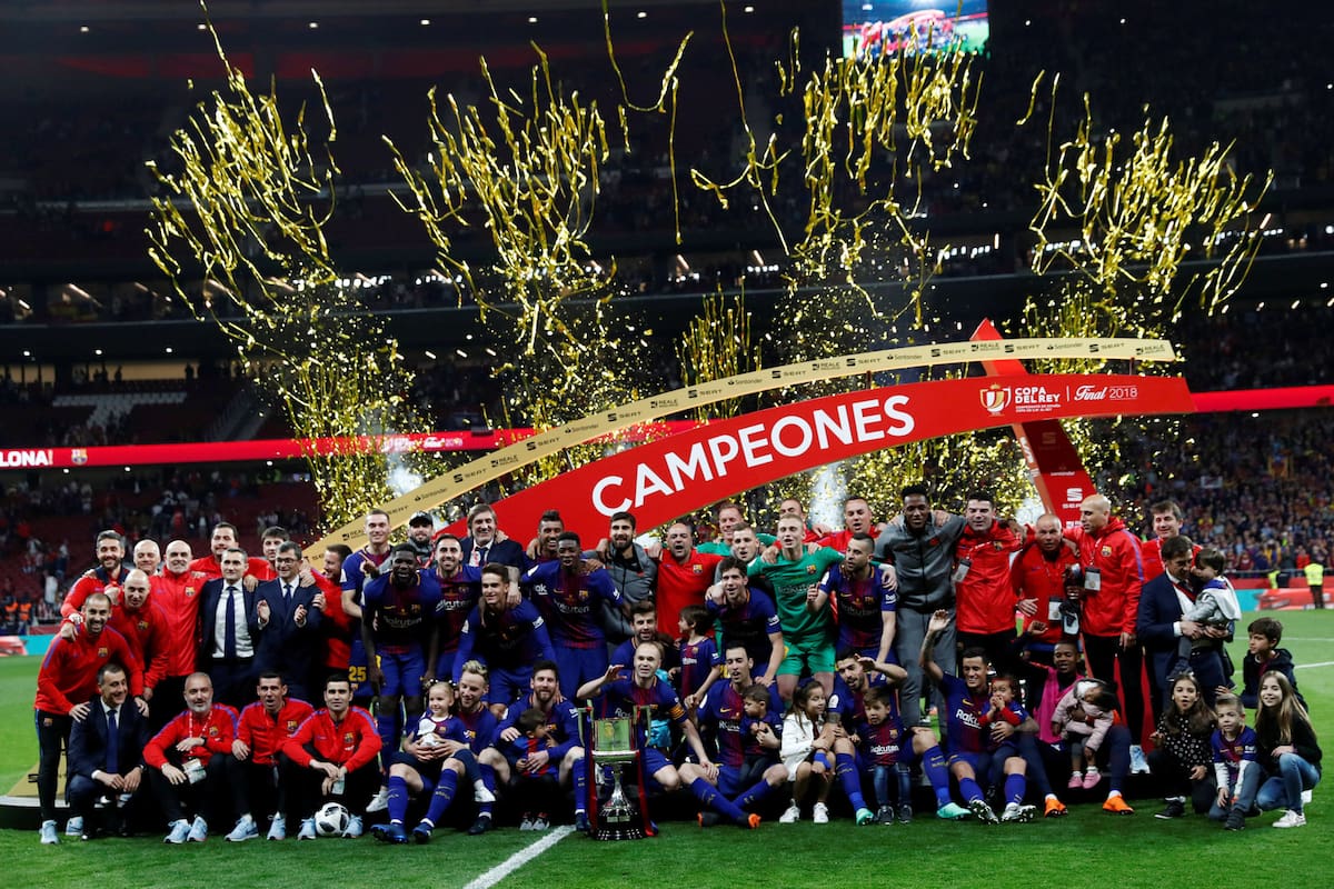 El equipo de Barcelona Festeja el campeonato.
