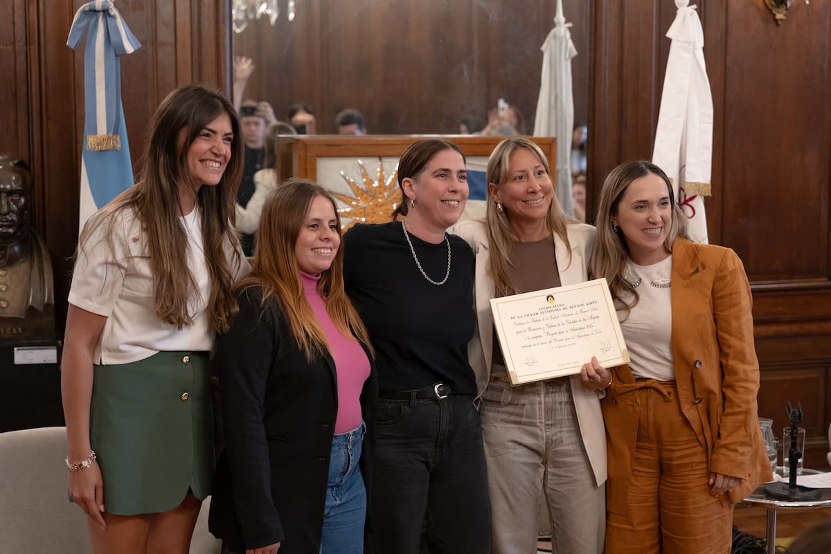 El equipo de Bellamente junto a Pía Fittipaldi, Brand Manager de Dove y María Sol Méndez, Legisladora y Presidenta de la Comisión de Mujeres, Género y Diversidad de la Legislatura porteña.