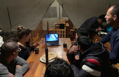 El equipo de biólogos se reúne para observar el material obtenido con las cámaras trampa.