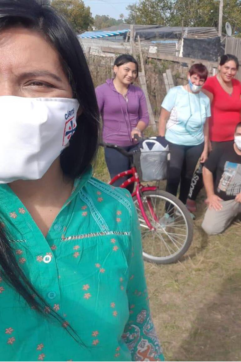 El equipo de Cáritas Concordia entrega a Michelle Ríos las donaciones que hizo la audiencia