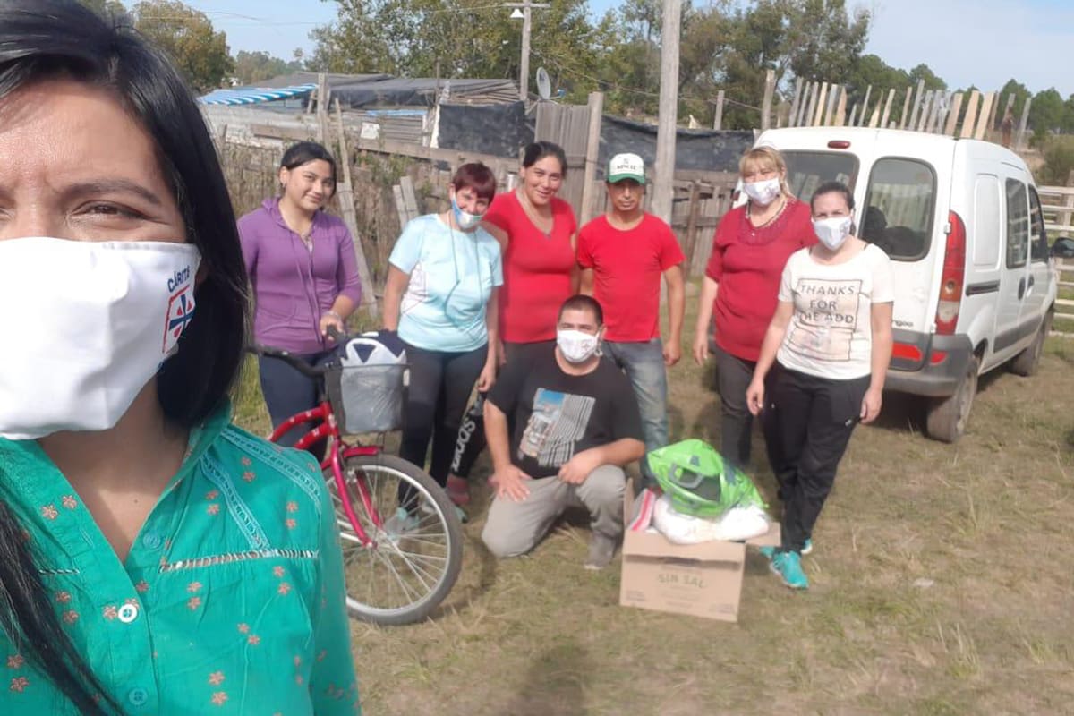 El equipo de Cáritas Concordia entrega a Michelle Ríos las donaciones que hizo la audiencia