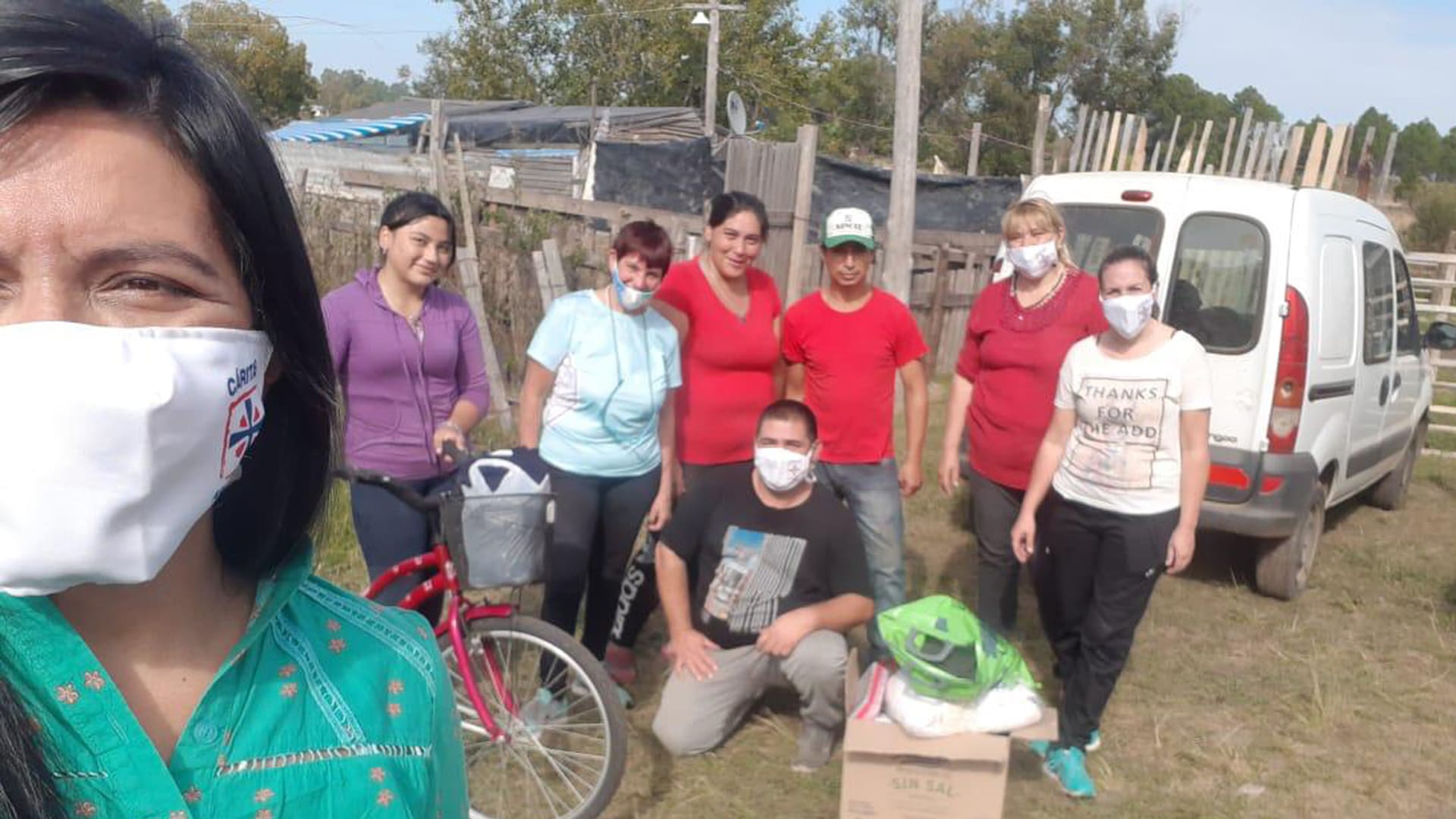 El equipo de Cáritas Concordia entrega a Michelle Ríos las donaciones que hizo la audiencia