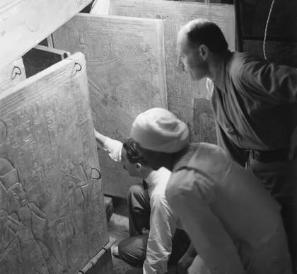 El equipo de Carter abriendo las puertas de un santuario dorado