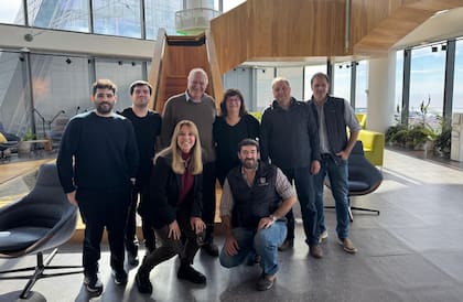 El equipo de científicos del INTA junto al productor Víctor Tonelli