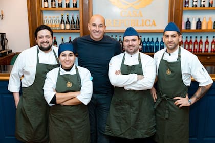 El equipo de cocina de Casa República