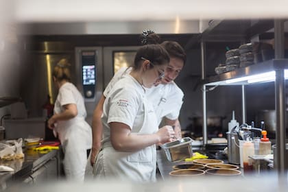 El equipo de cocina en acción.