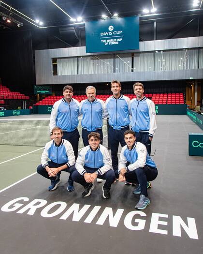 El equipo de Copa Davis en Groningen: Eduardo Schwank y Javier Frana, subcapitán y capitán, respectivamente; Etcheverry y Zeballos, arriba; Molteni, Comesaña y Cerúndolo, abajo