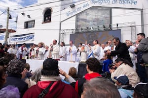 El Equipo de Curas de villas y barrios populares de Buenos Aires y Gran Buenos Aires en la misa "en desagravio por los ultrajes" a la figura del papa Francisco vertidos durante la campaña electoral, en particular por parte del candidato presidencial de La Libertad Avanza (LLA), Javier Milei