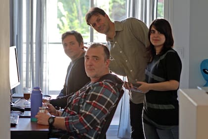 Además de Juan Caratino, Agustín Cordes y Pablo Forsolloza, el equipo de desarrollo se completa con Francisco Tufró, Maia Cordero, Ani Albano, y Florencia Orsetti