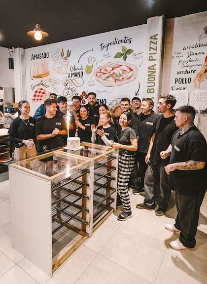 El equipo de D'Oliva Pizzas en el cuarto aniversario de su emprendimiento de San Rafael