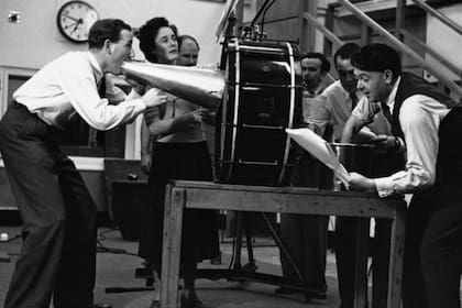 El equipo de efectos de sonido de CBS en la época en que Orson Welles recreó La guerra de los mundos