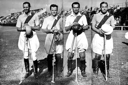 El equipo de El Trebol que jugó el campeonato argentino abierto de 1947. De Izq. a Der. Julio Menditeguy, Heriberto Duggan, Carlos Menditeguy y Juan Carlos Harriot. 15 de noviembre de 1947