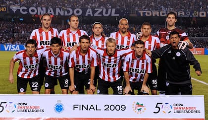 El equipo de Estudiantes que salió a jugar la segunda final de la Copa Libertadores 2009 contra Cruzeiro, en Brasil
