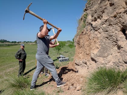 El equipo de expedición mientras retiraba los restos fósiles del armadillo