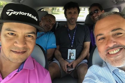 El equipo de Fabián Gómez, durante un torneo del PGA Tour