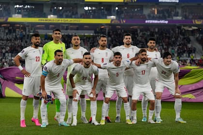 El equipo de fútbol de Irán posa para una foto de grupo durante el partido de fútbol del grupo B de la Copa del Mundo entre Irán y Estados Unidos en el estadio Al Thumama en Doha, Qatar, el martes 29 de noviembre de 2022. (AP Photo/Ebrahim Noroozi)