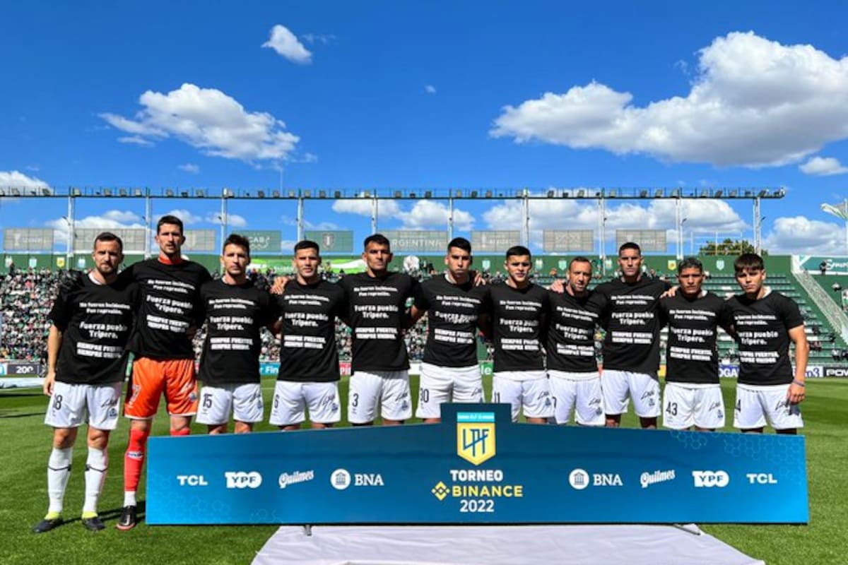 El equipo de Gimnasia posa con una camiseta negra con la leyenda: "No fueron incidentes, fue represión" (Twitter @gimnasiaoficial)