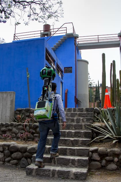 El equipo de Google filmando la Casa Azul con tecnología Street View