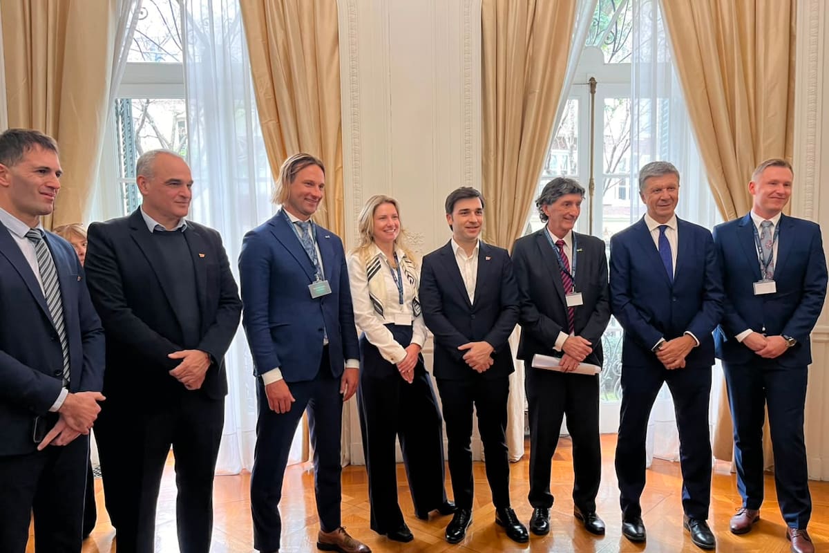 El equipo de Green Capital, la empresa polaca que construirá un centro de datos en Chubut, junto a Ignacio Torres, gobernador de la misma provincia