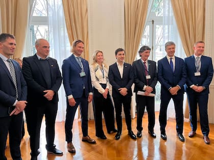 El equipo de Green Capital, la empresa polaca que construirá un centro de datos en Chubut, junto a Ignacio Torres, gobernador de la misma provincia