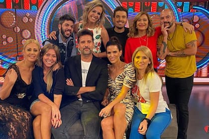 El equipo de Hay que ver tiempo atrás. "Me dolió muchísimo lo que pasó y me hubiera gustado que Marcela Coronel se quedara, pero lamentablemente no quiso. Hablé con las dos, está todo bien"