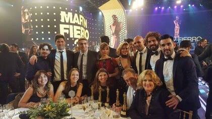 El equipo de Historia de un clan con sus premios