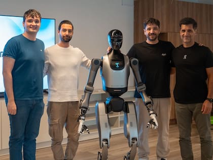 El equipo de Humandroid, junto a uno de los robots humanoides