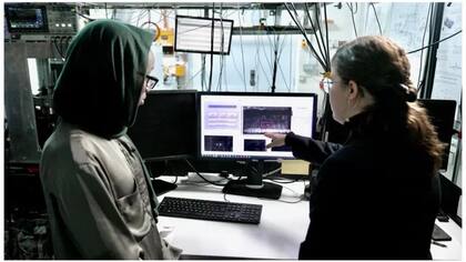 El equipo de investigadores puede ver átomos individuales flotando sobre sus chips mientras prueban su ordenador cuántico (Foto: SAHRA)