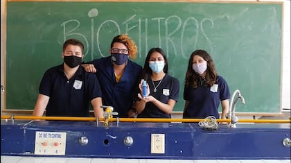 El equipo de Kartic Biofiltros, finalista del concurso “Soluciones Para el Futuro”: Agustín Mangüello, Victoria Wesner, Karla Buscamante, junto al docente Walter Acosta