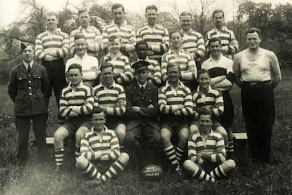 El equipo de Kenley, una de las tres bases de la RAF, con cinco argentinos, entre ellos Harold Hyland, el "Canario" Wood, que además fue fundador de Austral Líneas Aéreas, Charlie Frend, Charlie French y Claudio Tito Withington, del Buenos Aires Cricket Rugby Club