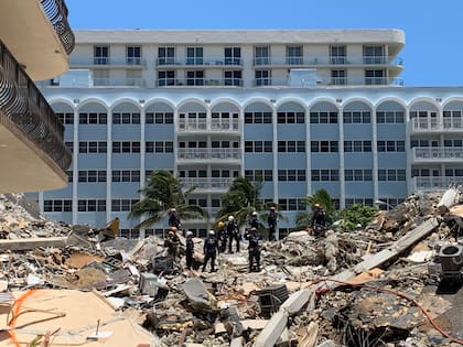 El equipo de la Agencia Federal de Gestión de Emergencias (FEMA) trabaja en conjunto con el cuerpo de bomberos rescatistas de Miami Dade y otros voluntarios para retirar los escombros del edificio colapsado en Surfside en búsqueda de sobrevivientes