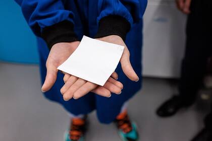 el equipo de la Escuela de Ingeniería Molecular Pritzker de la Universidad de Chicago tuvo que diseñar la tela para que exhibiera dos conjuntos diferentes de propiedades ópticas al mismo tiempo. (Foto de John Zich)