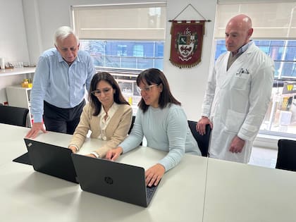 El equipo de la Facultad de Ciencias Médicas que logró la aprobación para acceder con proyectos al programa internacional: (de izquierda a derecha) Martin Cornut, prosecretario academico y docente titular; Glenda Ernst, coordinadora institucional; Mercedes Pombo, secretaria académica, y Daniel Martinez, decano y docente titular.