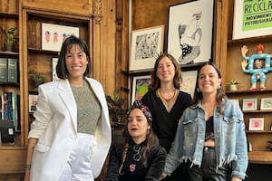 El equipo de la galería de arte y café Artivistas en París.