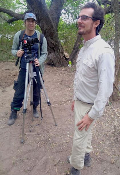 El equipo de LA NACIÓN filmando al biólogo durante su trabajo, frente a la jaula en la que se alojó a la hembra de yaguareté.