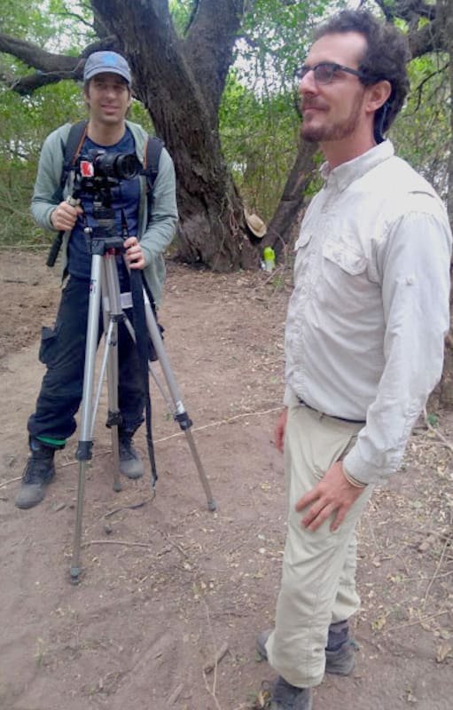 El equipo de LA NACIÓN filmando al biólogo durante su trabajo, frente a la jaula en la que se alojó a la hembra de yaguareté.