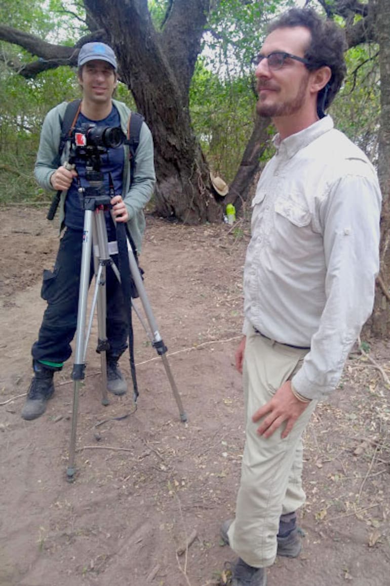 El equipo de LA NACIÓN filmando al biólogo durante su trabajo, frente a la jaula en la que se alojó a la hembra de yaguareté.