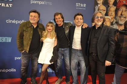 El equipo de la obra La cena de los tontos a pleno: Marcos Carnevale, Laurita Fernández, Gustavo Bermúdez, Martín Bossi y Esteban Prol