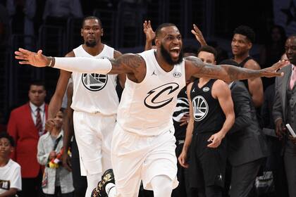 El equipo de LeBron James superó al de Stephen Curry por 148-145