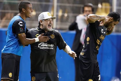 El equipo de Maradona volvió a ganar: se aseguró un lugar en los playoffs a una fecha del final