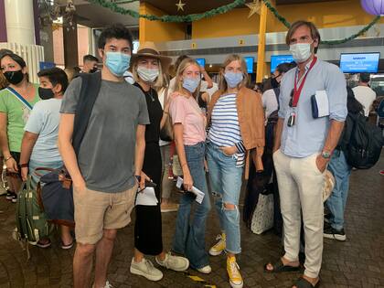 El equipo de Mass a punto de embarcarse a Punta del Este, con una agenda cargada de actividades