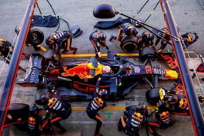 Gran Premio de Brasil 2019: el equipo de mecánicos de Red Bull Racing consigue el récord al cronometrar un tiempo de 1,82 segundos para ejecutar el cambio de los cuatro neumáticos del auto de Max Verstappen