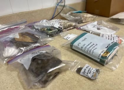 El equipo de Operation Identification lava la ropa de los fallecidos y guarda los objetos personales para poder entregárselos a los familiares
