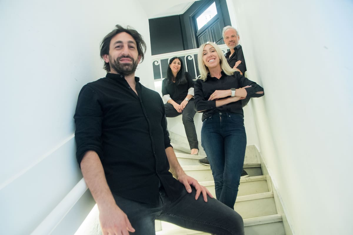El equipo de organizadores de Walk Design está formado por Ana Astudillo, que fue por 13 años gerente de arquitectura y diseño de Casa FOA Argentina y Chile, los diseñadores de interiores Gustavo Yankelevich y Máximo Ferraro y la Licenciada en Comunicación Clara Mazzei.